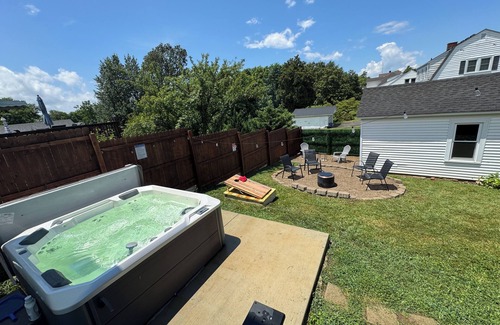 Springfield House | Bourbon & Beyond Sep Specials+ Fire Pit+ Hot Tub!