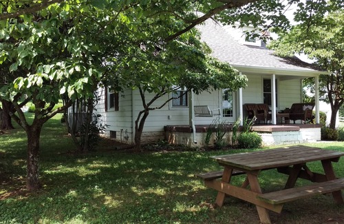 Midway House | Bourbon Trail, Horse Park & Farms, Keeneland, Vineyard & Winery