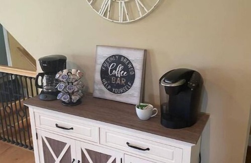 Springfield House | Bourbon Trail POOL Zone! HotTub! Pool Table! Ping Pong! Golden Tee! Big Yard!