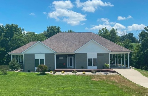 Springfield House | Bourbon Trail POOL Zone! HotTub! Pool Table! Ping Pong! Golden Tee! Big Yard!