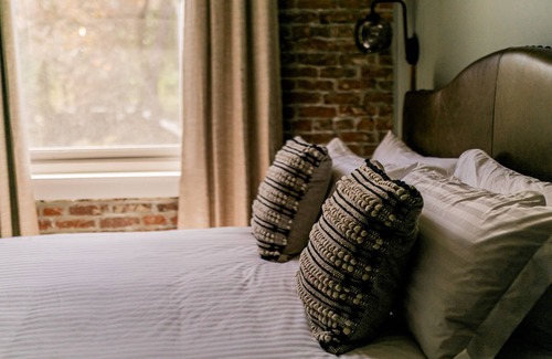 Jacksonville Hotel | Boutique 1 BR King Guest Room in historic Jacksonville, OR. Features a plush King bed, Nespresso machine, and charming Inn details. Perfect for a comfortable, walkable downtown escape.