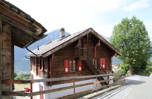 Erschmatt Apartment | Boutique Apartment in Valais with Balcony