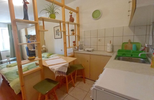 Pjescana Uvala Apartment | Boutique Apartment in Pješcana Uvala with Balcony