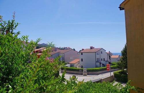 Pjescana Uvala Apartment | Boutique Apartment in Pješcana Uvala with Balcony