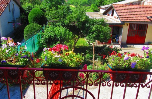 Govone Apartment | Boutique Apartment w Balcony in Roero wine area of Piedmont, near Asti and Alba.