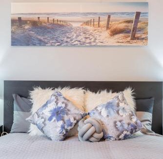 Carramar House | Boutique Double Room in Carramar - Close to Station & Shops - Shared Bathroom