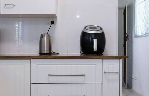 Taigum House | Boutique granny flat— A/C +Wifi+ Parking+ Deck