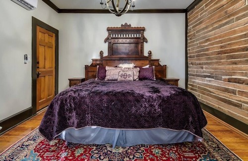 Marble Falls House | Boutique Hotel walk to Shopping/ Restaurants/ Lake