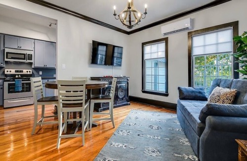 Marble Falls House | Boutique Hotel walk to Shopping/ Restaurants/ Lake