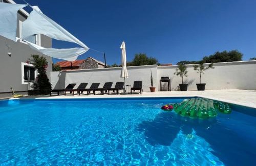 Velim Villa | Boutique House Ika with Private Swimming Pool