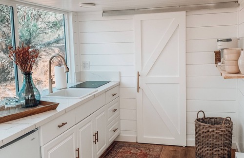 Coarsegold Cottage | Boutique Tiny house Yosemite National Park & Bass lake w/outdoor clawfoot tub