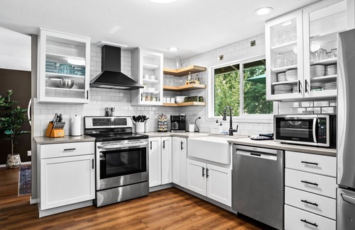 Harlow House | Boutique UO Stay Epic Game Room Walk to Autzen