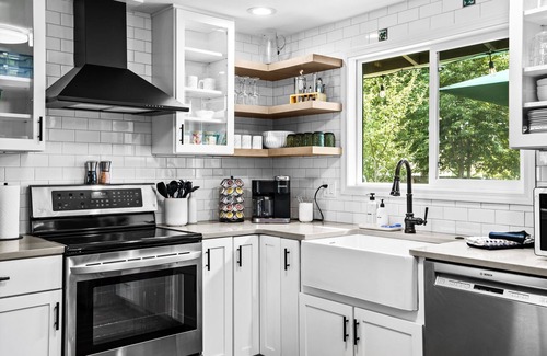 Harlow House | Boutique UO Stay Epic Game Room Walk to Autzen