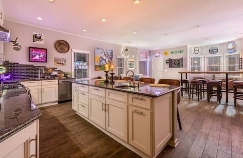 Lower East Side House | Brady St. Retreat - Where Families & Groups Gather