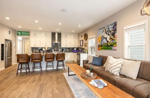 Lower East Side House | Brady St. Retreat - Where Families & Groups Gather