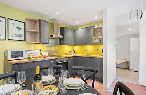 Liverton Ski Chalet | Bramblewood - cosy chic, hot tub, close to beach