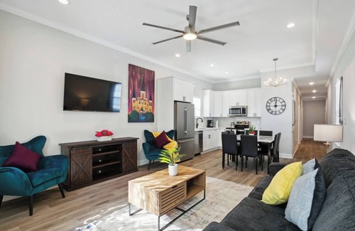 Tulane - Gravier House | Brand New 5BR, Outdoor Seating, Parking