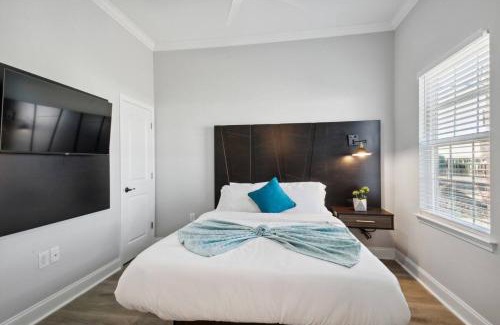 Tulane - Gravier House | Brand New 5BR, Outdoor Seating, Parking