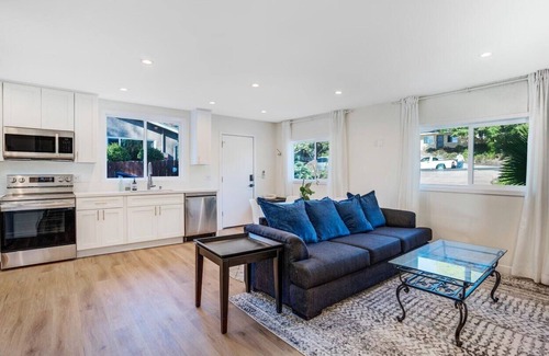 Lincoln Acres House | Brand New Adorable 2B Guest house with private parking