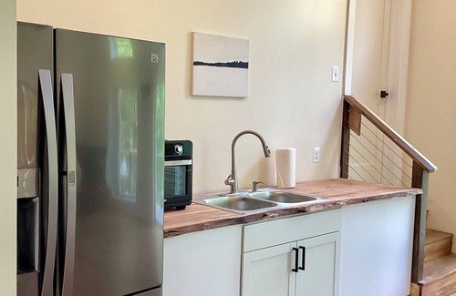 Riva Apartment | Brand new beautiful in-law suite loft above garage with river View