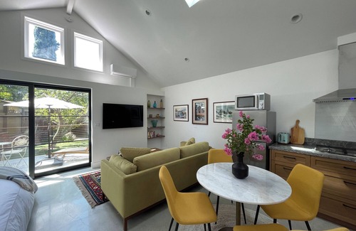 Glenwood Cottage | Brand New Charming Guest House in lovely Northwest Glendale CA. Private &Quiet