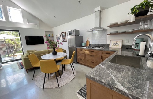 Glenwood Cottage | Brand New Charming Guest House in lovely Northwest Glendale CA. Private &Quiet