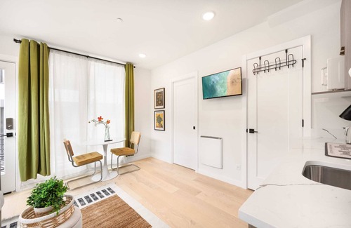 Eastlake House | Brand New Eastlake Studio - SLU, UW, Shops & Eats