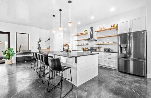 Hurricane House | BRAND NEW Havenrock! Pool Table, Spacious courtyard, Rock Wall and the best for music lovers!