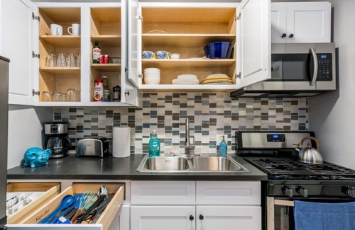 Little Armenia Apartment | Brand New Hollywood Unit + Free Wifi