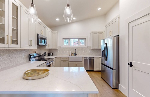 Weaverville House | Brand-new home near Weaverville with game room, private hot tub, firepit, & BBQ