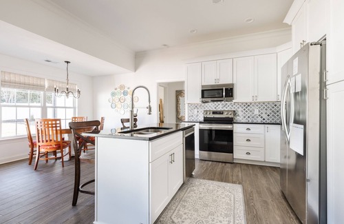 Mauldin House | Brand new house. Pet friendly. King bed. Mauldin Simpsonville. 2 car garage.