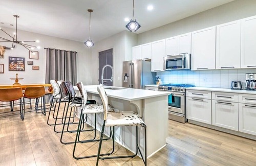 Berry Hill House | Brand New Large Luxury Home w Hot tub & Game Room!