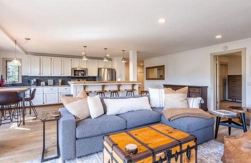 Mammoth Lakes Apartment | Brand New Listing! 5 minute walk to Canyon Lodge! Newly Updated Two-Bed, Two-Bath, Mountainback #14