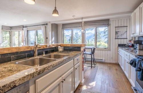 Mammoth Lakes Apartment | Brand New Listing! 5 minute walk to Canyon Lodge! Newly Updated Two-Bed, Two-Bath, Mountainback #14