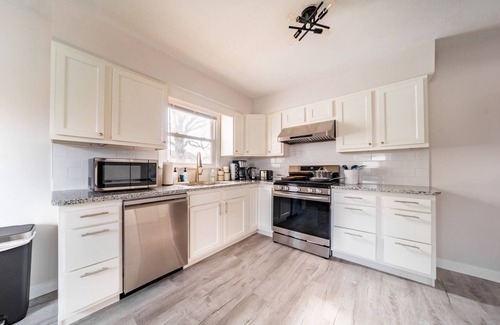 Vermilion House | Brand New Luxurious Retreat near Downtown Vermilion and Beach