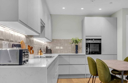 Kilburn Apartment | Brand New Luxury Apartment with Terrace Park Views