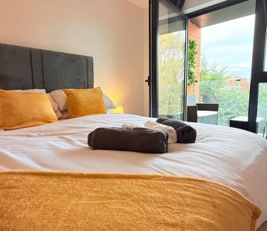 Uxbridge North Apartment | Brand-New Luxury Residences, Private Terrace - Opposite Piccadilly Line, 1-8 Guests