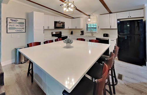 Put-in-Bay House | Brand New Remodel! Stylish 3BR/2BA Island Escape for 8 – House 68