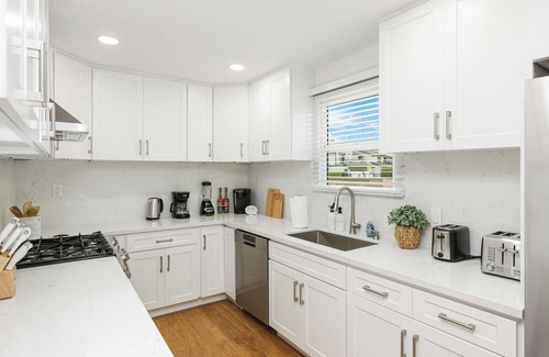 Riverview West House | Brand New Remodeled 4 Bedroom House by Disneyland