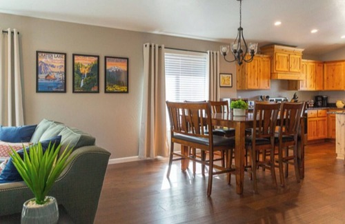Grants Pass House | Brand New/Self Check-In/Smart TV/Full Kitchen/Quiet Neighborhood