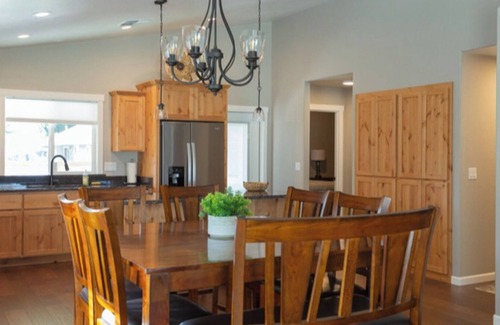 Grants Pass House | Brand New/Self Check-In/Smart TV/Full Kitchen/Quiet Neighborhood