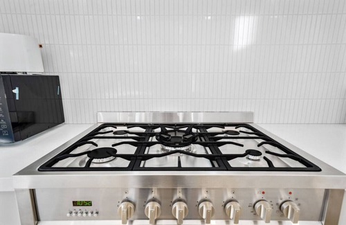 Melbourne House | "Brand New", Spacious, Breezy Comfy, Luxury Home !