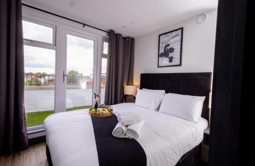 Borehamwood Apartment | Brand-New Top-Floor Flat with Stunning Balcony & Parking