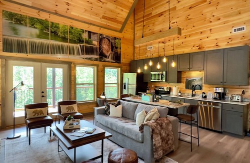 Gatlinburg - Pigeon Forge Cabin | Brand New w/indoor pool, XBOX, Hot Tub, & arcade games! Central location!