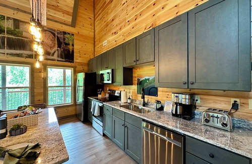 Gatlinburg - Pigeon Forge Cabin | Brand New w/indoor pool, XBOX, Hot Tub, & arcade games! Central location!