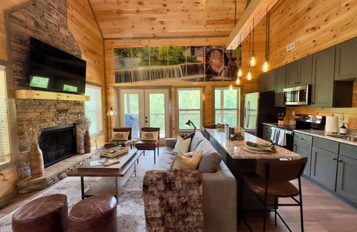 Gatlinburg - Pigeon Forge Cabin | Brand New w/indoor pool, XBOX, Hot Tub, & arcade games! Central location!