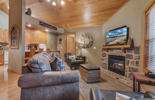 Reeds Spring Cabin | Branson Cabin with two Master Suites!