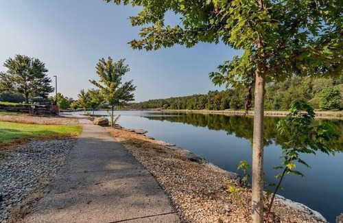 Reeds Spring Cabin | Branson Cabin with Two Primary Suites!