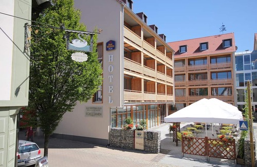 Ehingen Apartment | Brauerzimmer mit Klimaanlage, großem LCD-TV, Sky-free-to-Guest, kostenfreiem WLAN und Safe