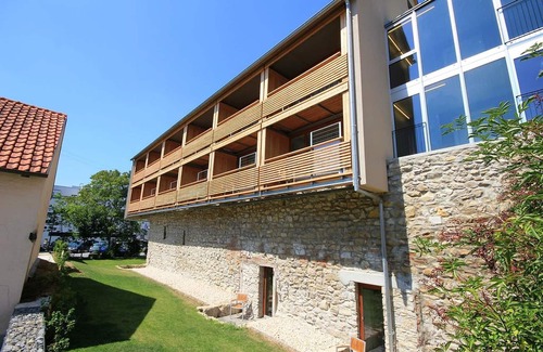 Ehingen Apartment | Brauerzimmer mit Klimaanlage, großem LCD-TV, Sky-free-to-Guest, kostenfreiem WLAN und Safe